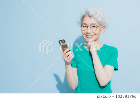 スマホを見るグレイヘアの女性 スマホを見るグレイヘアの女性 102593766