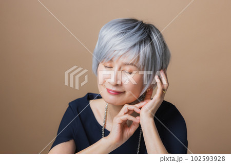 グレイヘアの女性　　 102593928