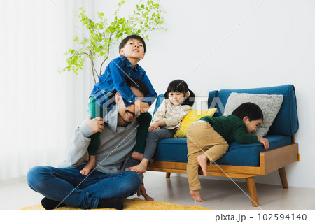 子供と遊んで大変なお父さん　　　 102594140