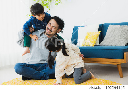 子供と遊んで大変なお父さん　　　 102594145