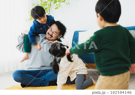 子供と遊んで大変なお父さん 子供と遊んで大変なお父さん 102594146