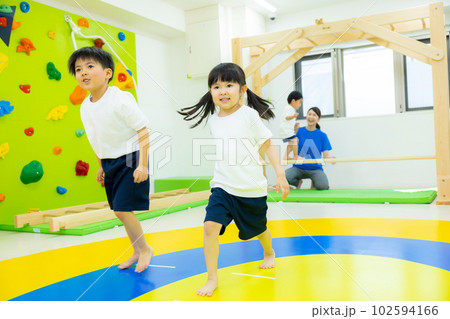 うんていをする子供　　 102594166