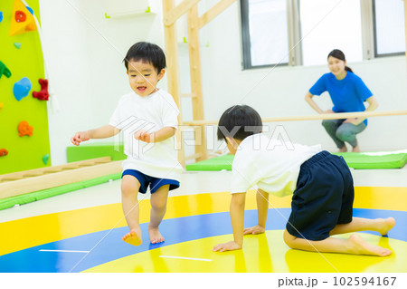 うんていをする子供 うんていをする子供 102594167