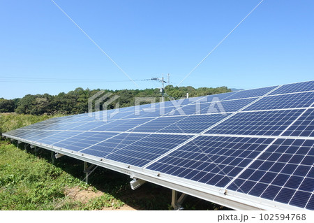 雑草に囲まれた太陽光発電所 102594768