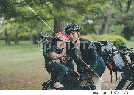 母子ともに自転車用ヘルメットの着用 102594795