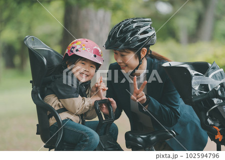 母子ともに自転車用ヘルメットの着用 102594796