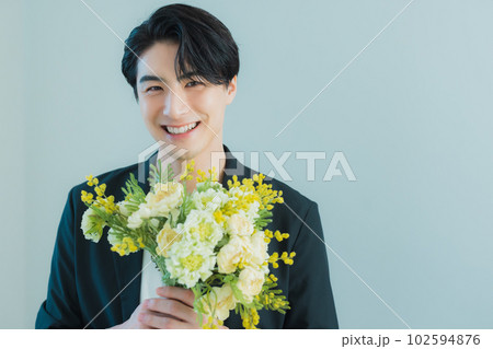 花束を持つ男性 花束を持つ男性 102594876