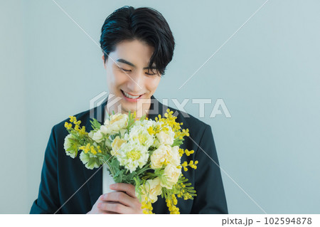 花束を持つ男性 102594878