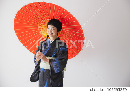 番傘を持つ着物の女性 102595279