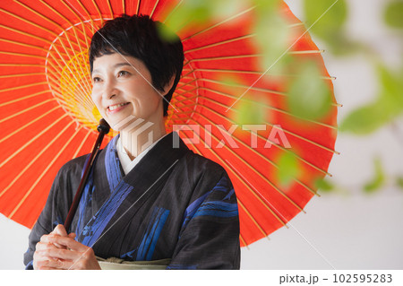番傘を持つ着物の女性 番傘を持つ着物の女性 102595283