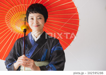 番傘を持つ着物の女性 番傘を持つ着物の女性 102595286