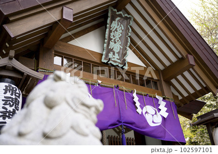 函館 船魂神社の本殿と狛犬 102597101