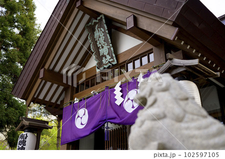 函館 船魂神社の本殿と狛犬 102597105