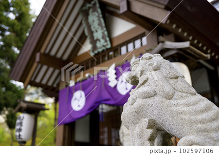 函館 船魂神社の本殿と狛犬 102597106