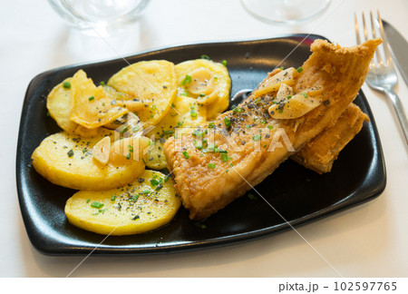 Roasted ray wings with potatoes 102597765