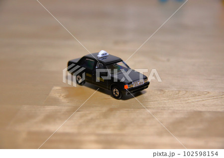 1台のタクシーのミニカー 102598154
