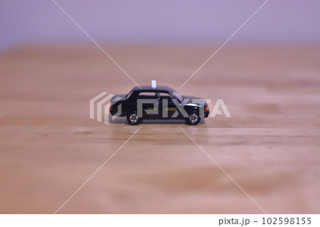 1台のタクシーのミニカー 102598155