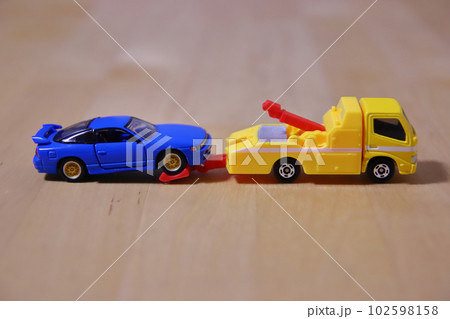 レッカーされる青いミニカー 102598158