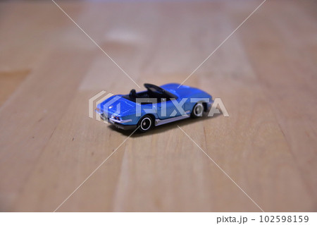 1台の水色のオープンカーのミニカー 102598159