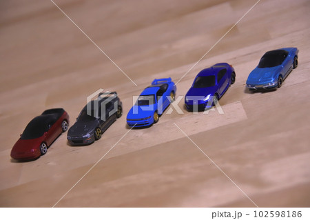 5台のスポーツカーのミニカー 102598186