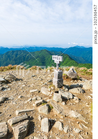 春の伊予富士・寒風山・笹ヶ峰登山（伊予富士山頂） 102598457