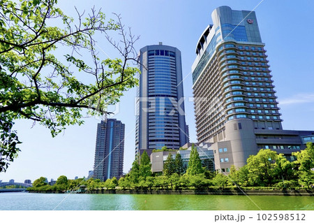 大川のほとりに帝国ホテル大阪、OAPタワー、OAPレジデンスタワーがそびえる風景　大阪市北区 102598512