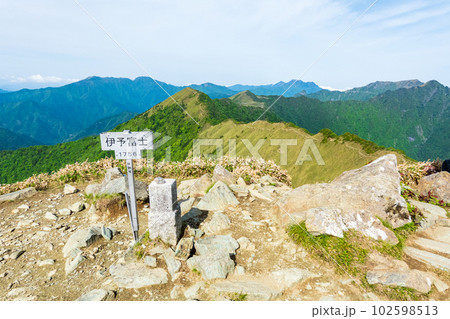 春の伊予富士・寒風山・笹ヶ峰登山(伊予富士山頂から石鎚山方面の眺め) 春の伊予富士・寒風山・笹ヶ峰登山(伊予富士山頂から石鎚山方面の眺め) 102598513