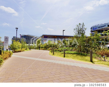 ららぽーと門真、三井アウトレットパーク入口のプロムナードの風景 大阪府門真市 ららぽーと門真、三井アウトレットパーク入口のプロムナードの風景 大阪府門真市 102598583