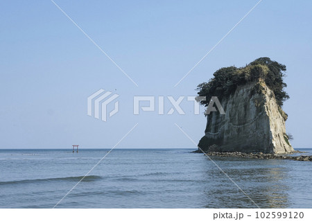 能登のシンボル的存在である見附島 能登のシンボル的存在である見附島 102599120