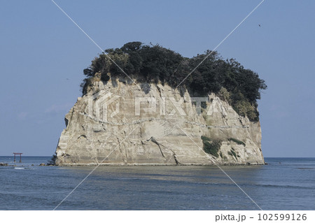 能登のシンボル的存在である見附島 能登のシンボル的存在である見附島 102599126
