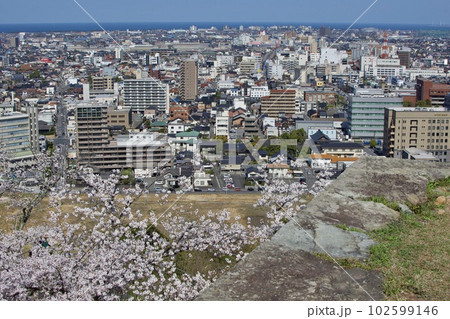 米子城本丸から見た米子市内 102599146