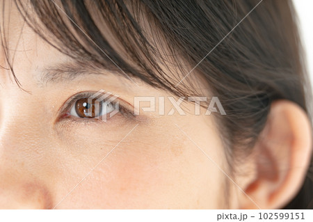 女性　目元　アップ 102599151