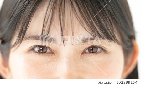 女性　目元　アップ 102599154