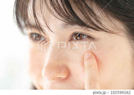 女性　目元　アップ 102599162