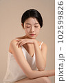 若い女性のスキンケアイメージ 102599826