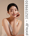 若い女性のスキンケアイメージ 102599830