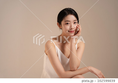 若い女性のスキンケアイメージ 102599839