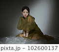 陰影のある若い女性のファッションポートレート 102600137