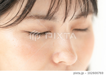 女性 目元 アップ 女性 目元 アップ 102600769