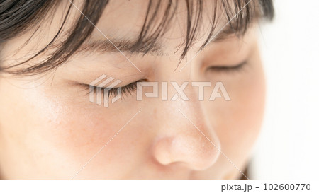 女性　目元　アップ 102600770
