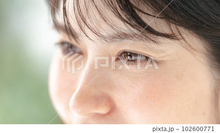 女性　目元　アップ 102600771