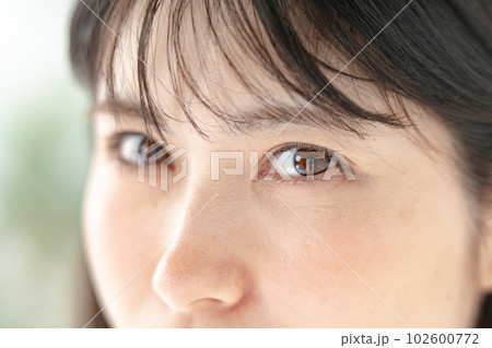 女性　目元　アップ 102600772