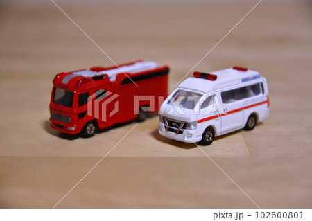 救急車と消防車のミニカーの写真素材 [102600801] - PIXTA