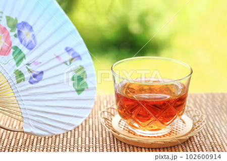 麦茶を飲んでリラックスする。うちわとすだれのある日本の夏 102600914