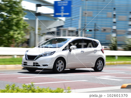 街を走る車 102601370