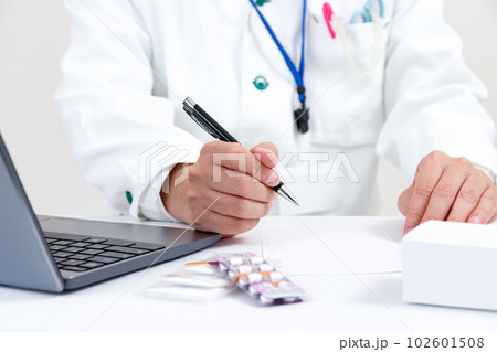 処方箋と薬を監督、管理する薬剤師、医師。電子薬歴と医療DX 102601508