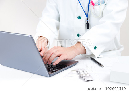 電子薬歴、電子処方箋。医師または薬剤師がPCに入力 102601510