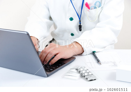 電子薬歴、電子処方箋。医師または薬剤師がPCに入力 102601511