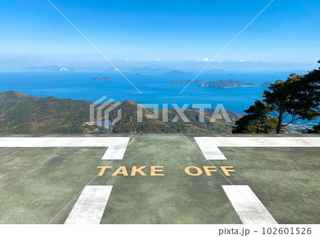 パラグライダーのジャンプ台と瀬戸内の多島美 102601526