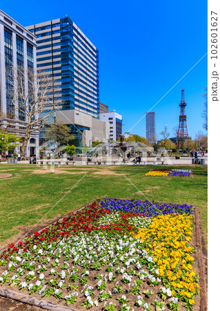 北海道　札幌市　ゴールデンウィークで賑わう大通公園 102601627
